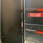 Barre anti-panique sur porte d’issue de secours installée par un serrurier