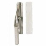 Poignée et crémone de porte installées par un serrurier en Île-de-France