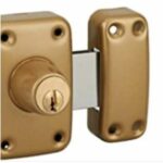 Serrure en applique horizontale pour porte installée par un serrurier